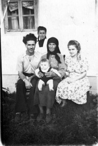 Cu soția, mama, sora Nadejda și micuțul Andrei (1954)