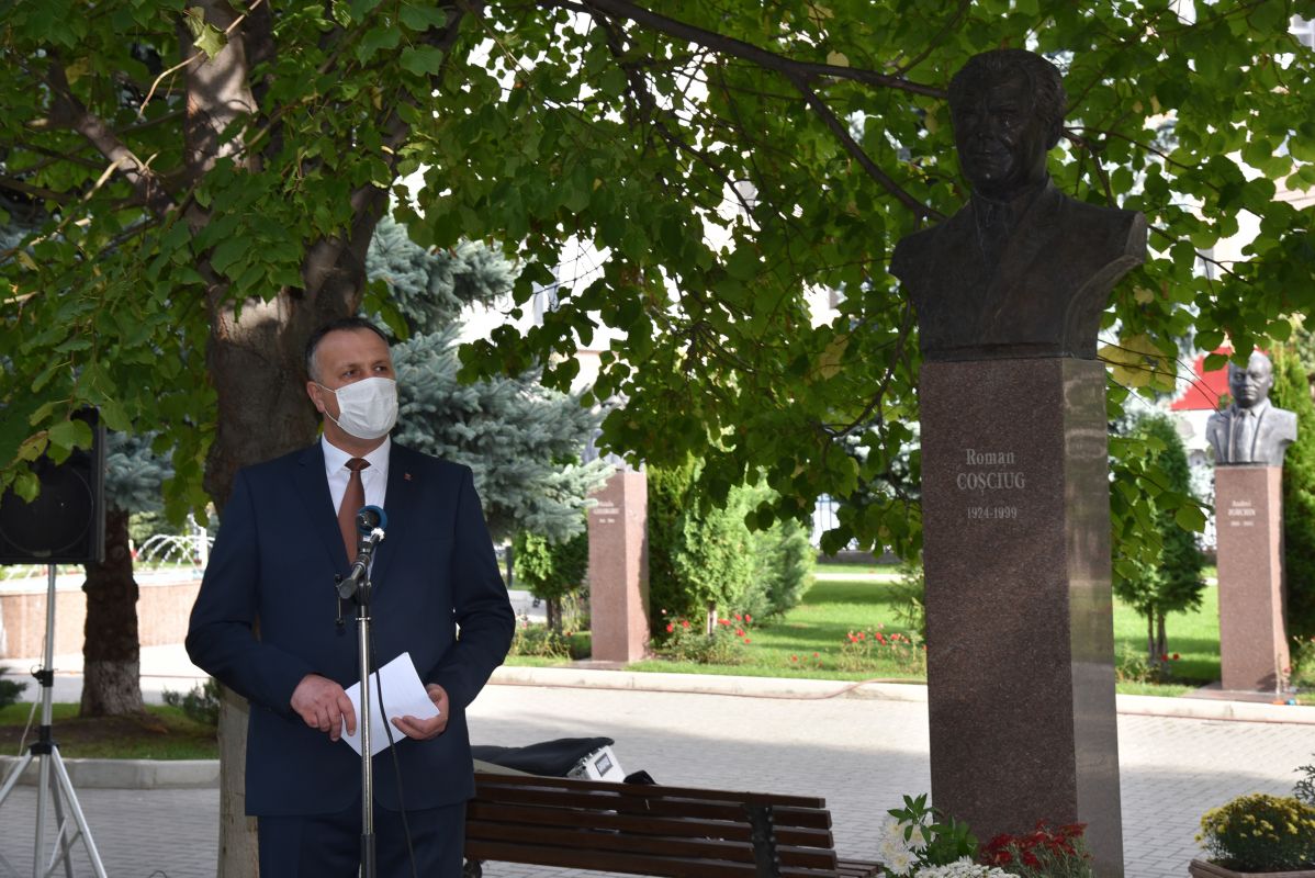 inaugurarea bustului prof. Roman Coșciug