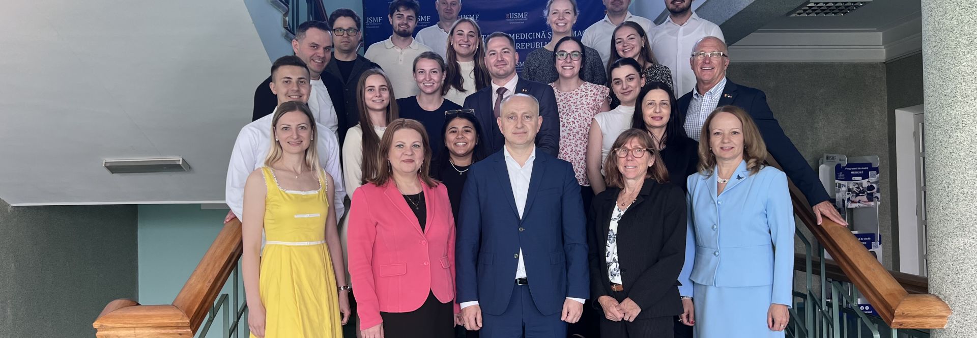 medici și studenți de la Școala Dentară Adams din Carolina de Nord