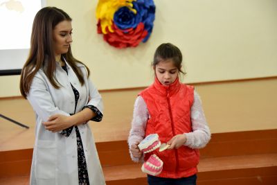Viitorii stomatologi au instruit un grup de elevi cum să-şi păstreze dantura sănătoasă