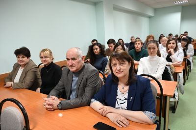 Dezbateri: Facultatea de Farmacie