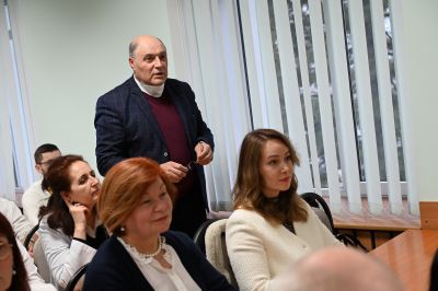 Dezbateri: Facultatea de Farmacie