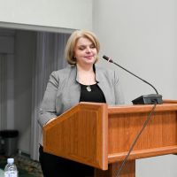 dezbateri publice între candidaţii eligibili pentru funcţia de decani la cele cinci facultăți. 