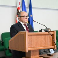 dezbateri publice între candidaţii eligibili pentru funcţia de decani la cele cinci facultăți. 